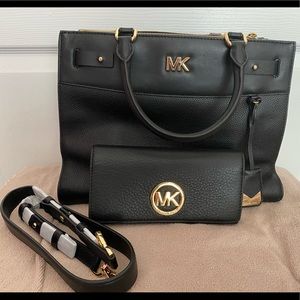 Michael Kors Reagan Large Satchel w/ matching wallet… GREAT CONDITION!
